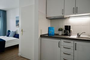 eine Küche mit einer Spüle und einer Arbeitsplatte in der Unterkunft Granitz 09, Appartement 9 (bis 2 Personen) in Ostseebad Sellin