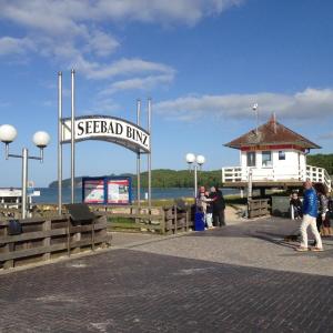 ビンツにあるFerienwohnung-Strandkorbの海のビーズの煉瓦を読む看板を持つ桟橋