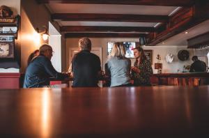 un gruppo di persone seduti a un tavolo in un bar di Royal St. Andrews Hotel, Spa and Conference Centre a Port Alfred