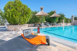 Bazén v ubytovaní Elefteria Apts & Suites alebo v jeho blízkosti