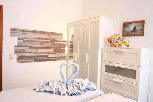 Ένα ή περισσότερα κρεβάτια σε δωμάτιο στο Kapitaenshaus-Lassen-Zimmer-Blanker-Hans