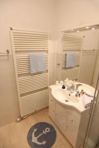 Ένα μπάνιο στο Kapitaenshaus-Lassen-Zimmer-Blanker-Hans