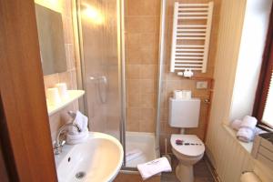 Ένα μπάνιο στο Kapitaenshaus-Lassen-Zimmer-Miss-Marple