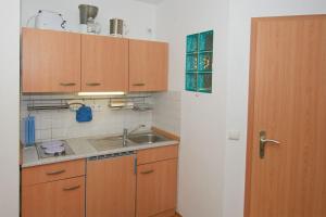 A kitchen or kitchenette at Ferienwohnung am Berg (2 Erw. & 2 Kinder bis14 Jahre)