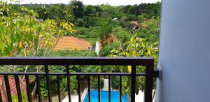 En balkong eller terrasse på Pondok Kembar Homestay