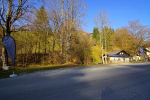 una señal de stop al costado de una carretera en Alpensoul Apartments, en Zell am See