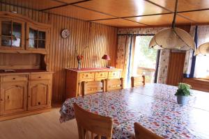 ein Esszimmer mit einem Tisch und einer Küche in der Unterkunft Alter Kaiserhof in Bernau im Schwarzwald