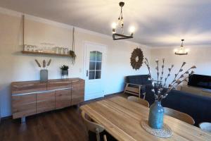 salon ze stołem i jadalnią w obiekcie Sunny Apartment Maria Alm w mieście Maria Alm am Steinernen Meer +37 zdjęć