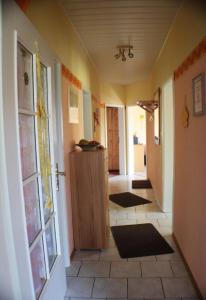einen Flur mit Tür und ein Zimmer mit Teppichen in der Unterkunft  Ferienwohnung im Teutoburger Wald in Schieder-Schwalenberg