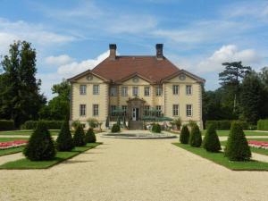 a large house with a large driveway at Ferienwohnung-im-Teutoburger-Wald in Schieder-Schwalenberg