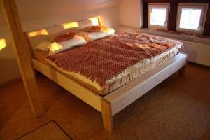 מיטה או מיטות בחדר ב-Bauernhaus-am-Fluss