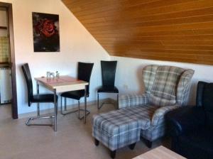 ヴァンガーラントにあるGoldene-Linie-4-Deichblickのソファ、テーブル、椅子が備わる客室です。