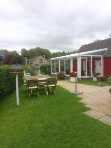 a park bench in front of a house at Goldene-Linie-4-Deichblick in Wangerland +15 photos