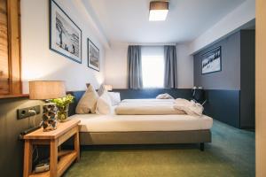 Łóżko lub łóżka w pokoju w obiekcie Arlen Lodge Hotel inkl Premium Karte im Sommer