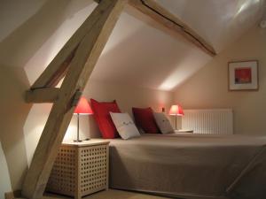 เตียงในห้องที่ Domaine des Grattières