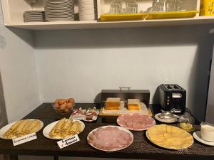 una mesa con diferentes tipos de comida en platos en Hotel Chemodan, en Pskov