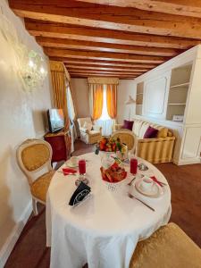 a table with a bowl of fruit on it in a room at Ai Savi di Venezia in Venice