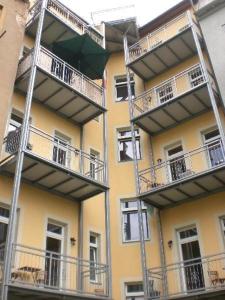 un edificio amarillo con balcones en un lateral en Grosse-Fewo-Dresden-Neustadt-Zentrum-L9, en Dresden