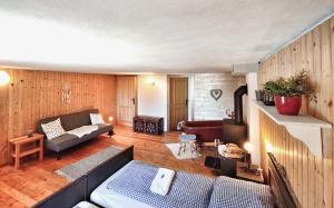 - un salon avec un canapé et une table dans l'établissement Hütte Gerlitzen RegioJet Hotels&Cottages, à Bodensdorf
