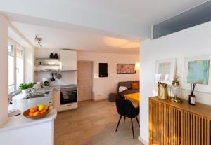 eine Küche und ein Wohnzimmer mit einem Tisch in der Unterkunft Apartment Close to the Beach in Flensburg