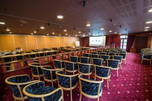 a room with rows of chairs in a lecture hall at Budget Hotel Raahe in Raahe