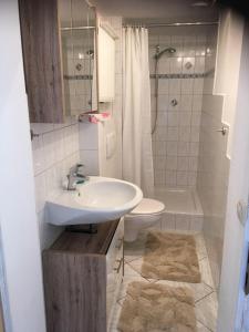 ボルテンハーゲンにあるFerienappartment-Trautschのバスルーム(洗面台、トイレ、シャワー付)