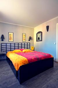 Un pat sau paturi într-o cameră la LA CHINOISERIE