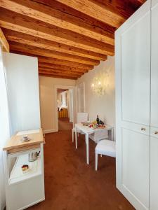 Pokój ze stołem i krzesłami oraz drewnianym sufitem w obiekcie Ai Savi di Venezia w Wenecji