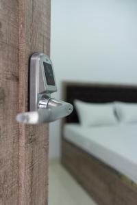 a door handle in a bedroom with a bed at hotel padma tangerang in Tangerang