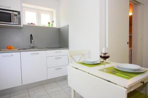 Kuchyň nebo kuchyňský kout v ubytování Apartments Omo 1