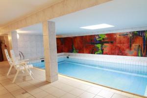 una piscina en una casa con una pintura en Haus-Meisennest-Wohnung-Meise, en Westerland