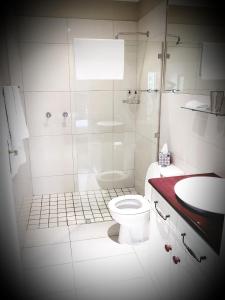 uma casa de banho com um WC, um chuveiro e um lavatório. em Tranquil Tokai em Tokai