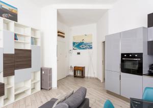 Kuchyňa alebo kuchynka v ubytovaní Spacious Retreat Steps from Lambrate Metro- Via Pacini + 13 fotografií