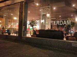 una ventana de tienda con un sofá delante en H3 Hotel Rotterdam City Center, en Róterdam