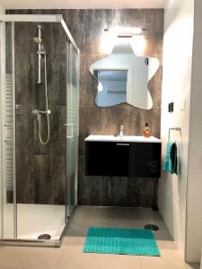 a bathroom with a shower and a sink and a shower at Oasis Beach 1, La Zenia in Playas de Orihuela