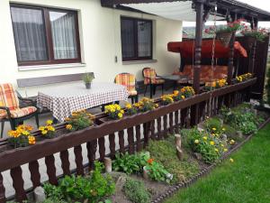 einen Garten mit einem Tisch und einem Klavier auf einem Zaun in der Unterkunft Ferienwohnung Ullmann in Ehrenfriedersdorf