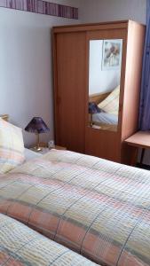 Ein Bett oder Betten in einem Zimmer der Unterkunft Ferienwohnung Ullmann