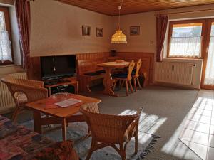TV a/nebo společenská místnost v ubytování Ferienhaus-Haidweg-Wohnung-3