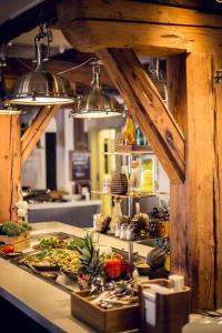eine Küche mit einer Pizza auf einer Theke mit Lampen in der Unterkunft Clarion Collection Hotel Packhuset in Kalmar