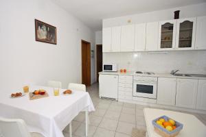 Kuchyň nebo kuchyňský kout v ubytování Apartments Omo 1