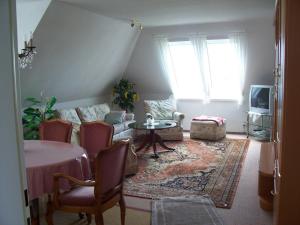 ein Wohnzimmer mit einem Sofa und einem Tisch in der Unterkunft Haus Mueckenberger in Cuxhaven
