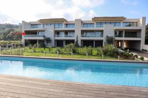 Bazén v ubytování CALADEA Locations de Vacances 5 étoiles, piscine chauffée nebo v jeho okolí