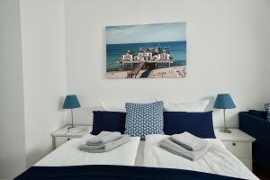 オストゼーバート・ゼリンにあるFerienappartement-Granitz-10の桟橋の景色を望むベッドルーム1室(ベッド1台付)