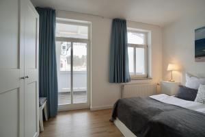 オストゼーバート・ゼリンにあるFerienappartement-Jasmund-18のベッドルーム1室(ベッド1台、大きな窓付)