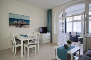 - un salon avec une table et une salle à manger dans l'établissement Ferienappartement-Jasmund-05, à Sellin