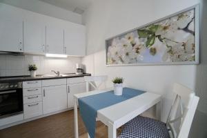 Ferienappartement-Jasmund-06にあるキッチンまたは簡易キッチン