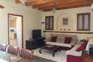 sala de estar con sofá y mesa en Villa Maria, bonita casa con jardín y piscina privada en Andratx en Andratx
