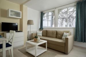 a living room with a couch and a tv at Ferienappartement-Moenchgut-21 in Ostseebad Sellin