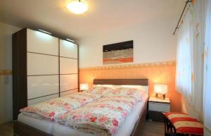 Ένα ή περισσότερα κρεβάτια σε δωμάτιο στο Gaestehaeuser-Heidehof-Wohnung-5