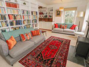 sala de estar con sofá y alfombra en Mor Edrin, en Talsarnau
